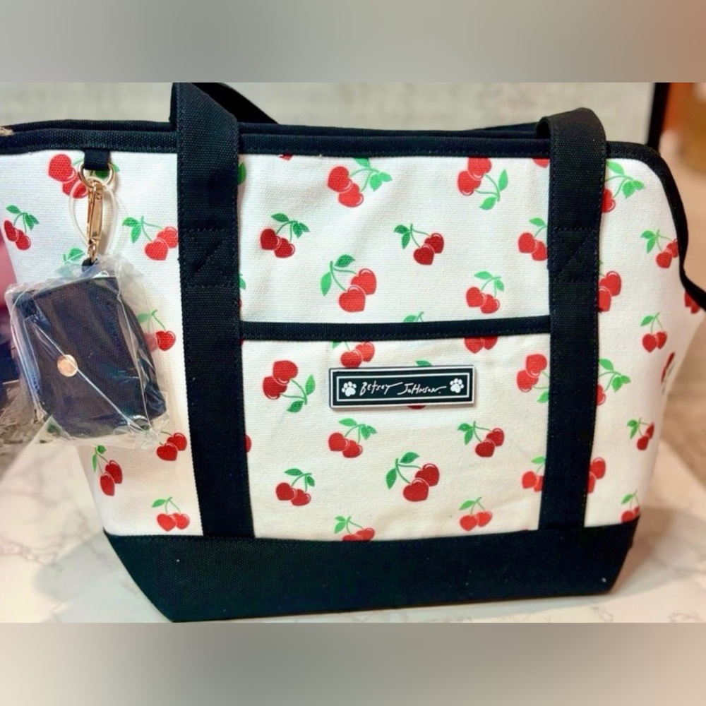 NEW BETSEY JOHNSON TSA-compliant pet carrier 16 LBS WHITE BLACK CHERRY PRINT - Picture 4 of 9
